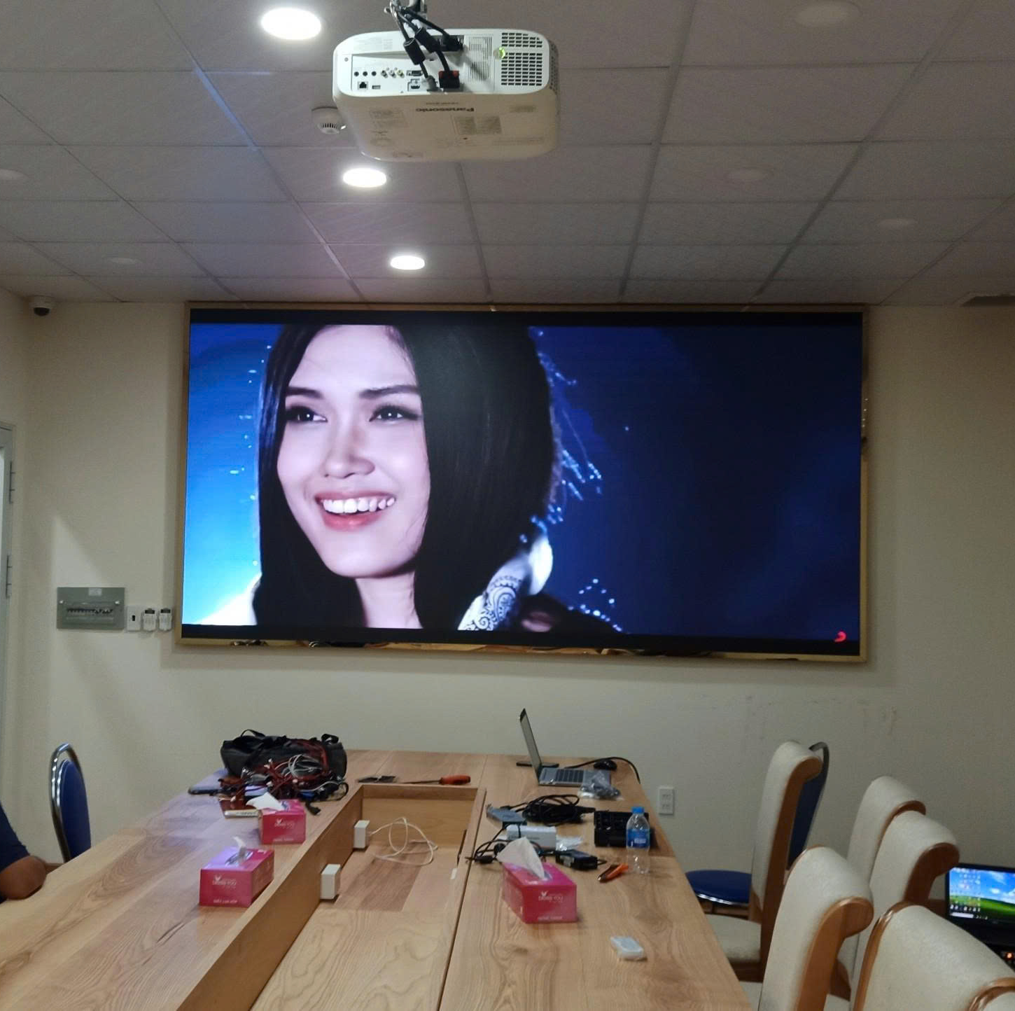 Giá màn hình led phòng họp 2026