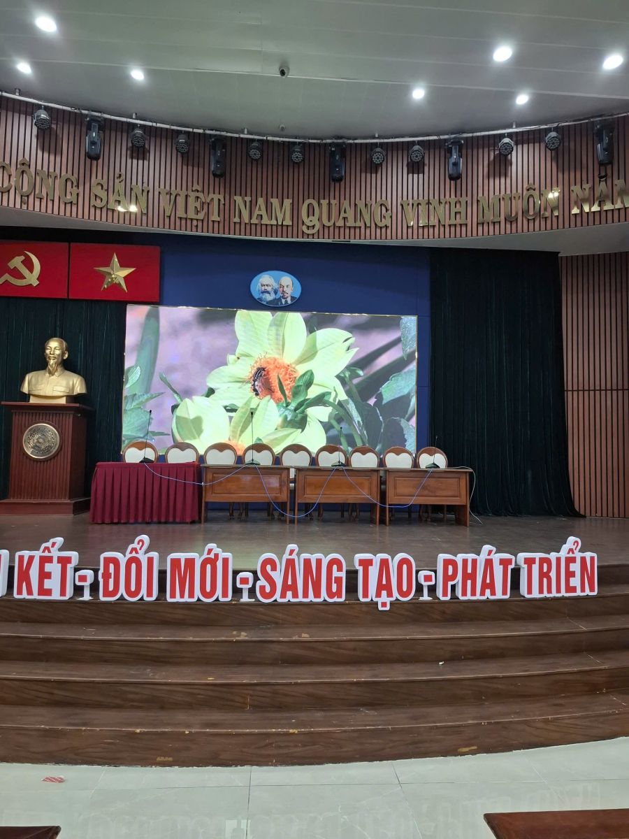 giá màn hình led hội trường