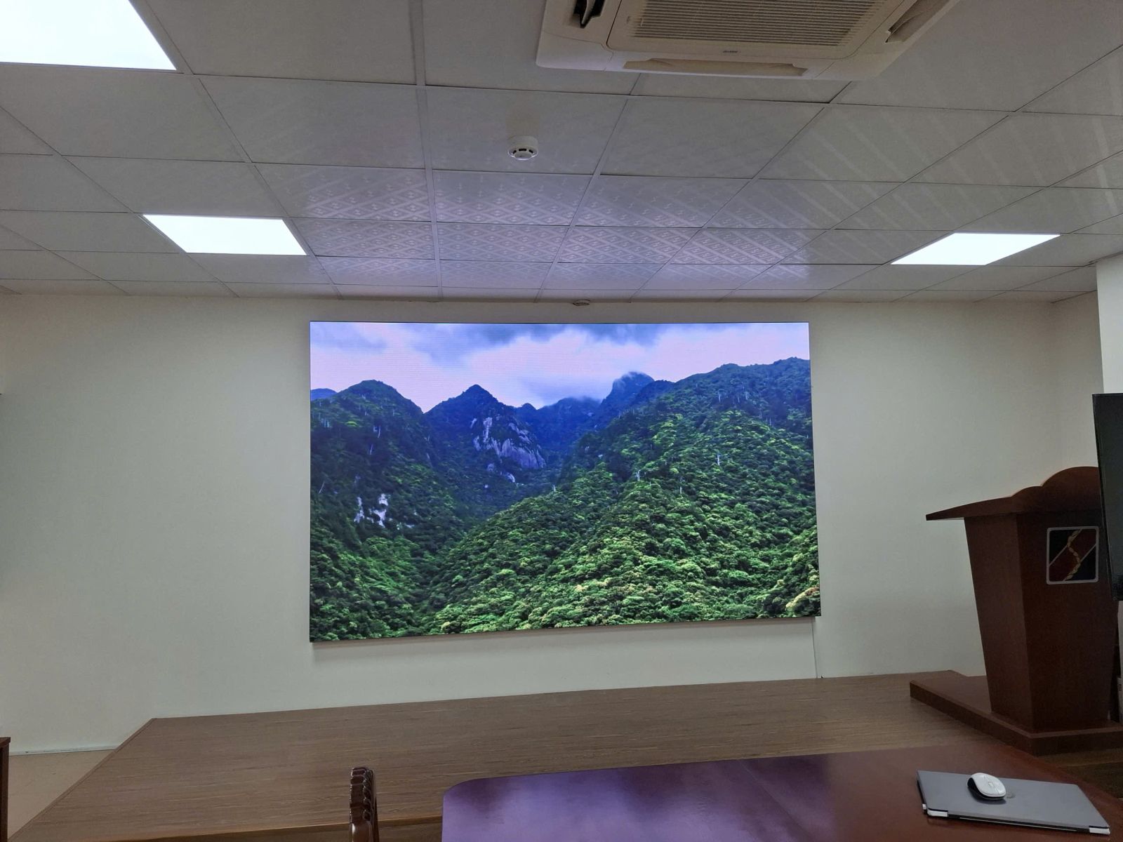 Màn hình led phòng họp