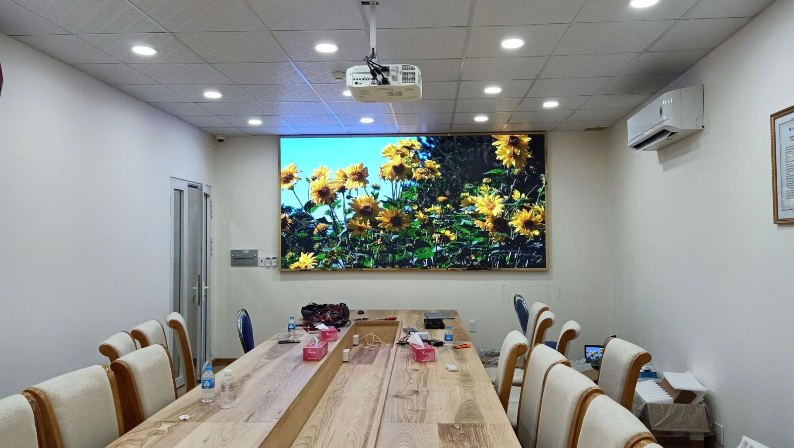 thi công màn hình led phòng họp