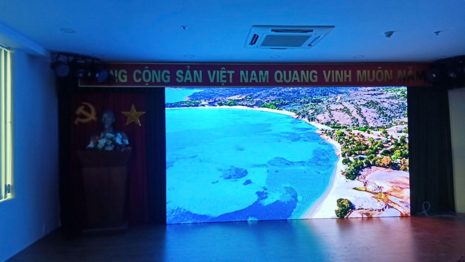 giá màn hình led
