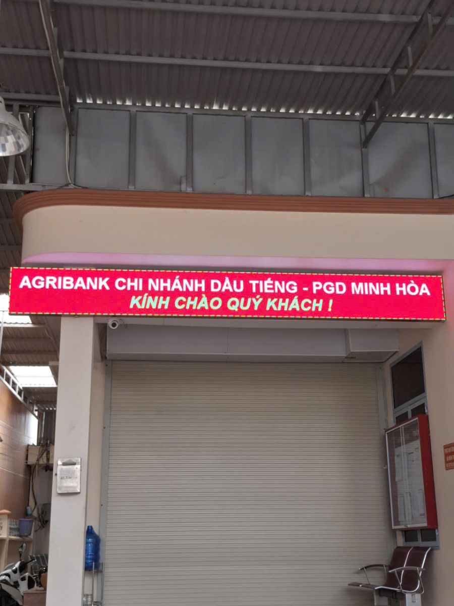 bảng led chạy chữ trước cửa ngân hàng agribank